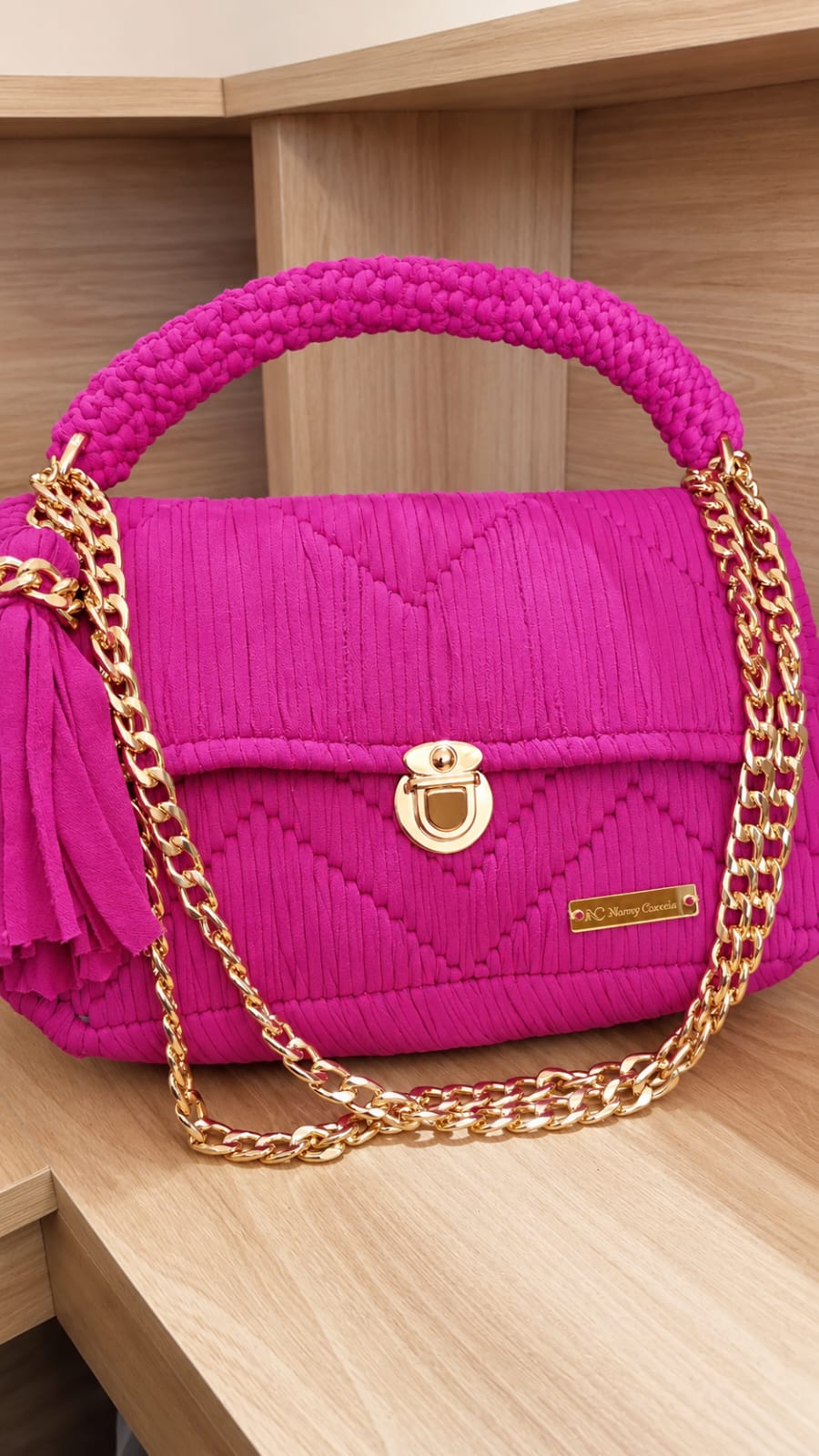 Bolsa artesanal pink com alça revestida e corrente dourada